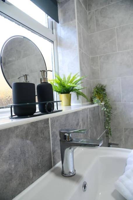 Delightful 2 Bed Town Centre House, Sleeps 4 Apartamento Barnsley Exterior foto