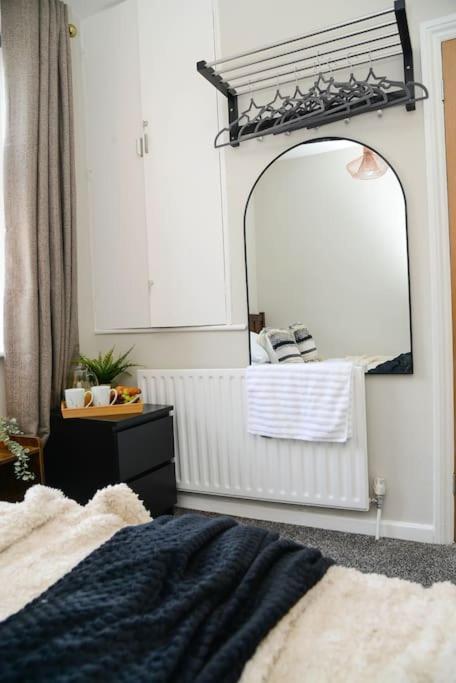 Delightful 2 Bed Town Centre House, Sleeps 4 Apartamento Barnsley Exterior foto
