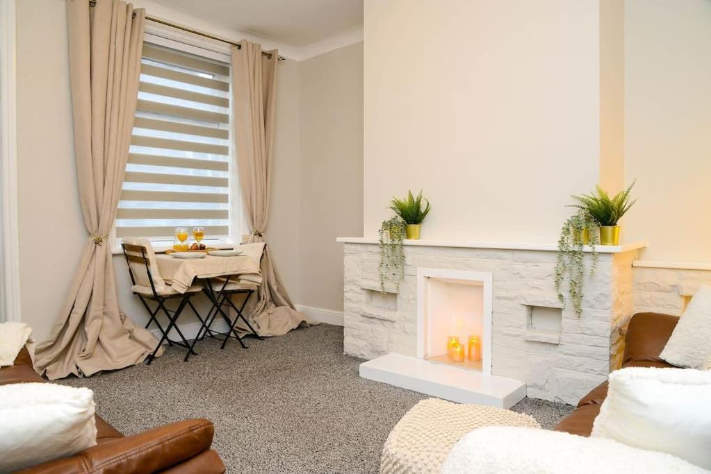 Delightful 2 Bed Town Centre House, Sleeps 4 Apartamento Barnsley Exterior foto