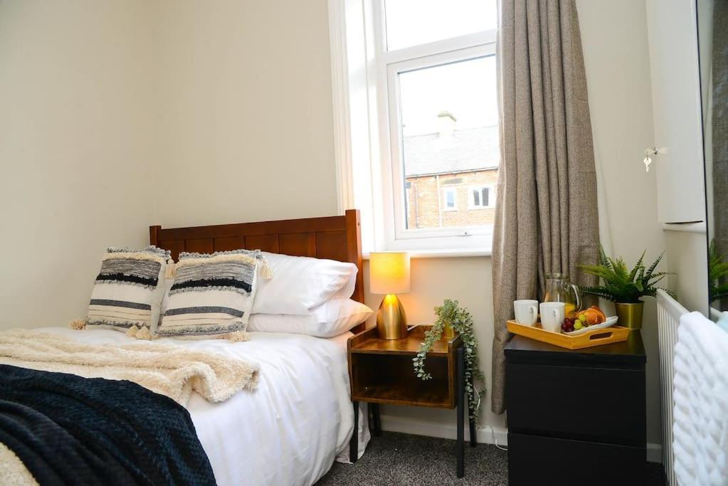 Delightful 2 Bed Town Centre House, Sleeps 4 Apartamento Barnsley Exterior foto